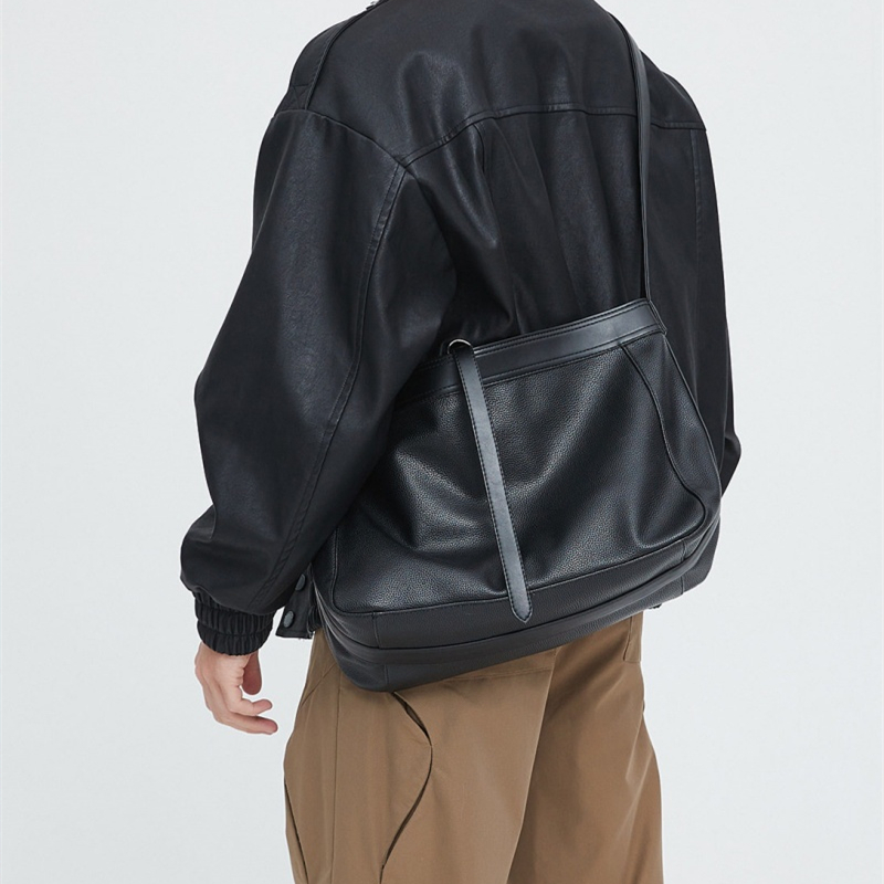 週末を格上げする。ラフに持てるのに品がある、大人の本革メンズバッグ